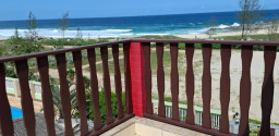Cobertura pé na areia à venda